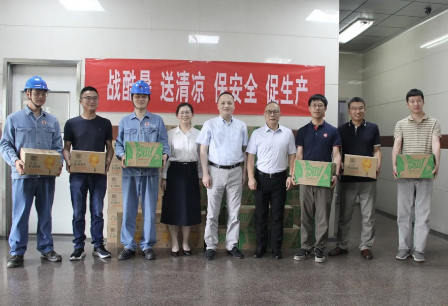 上海医药沈波总裁一行慰问beat365在线唯一官网厂一线员工